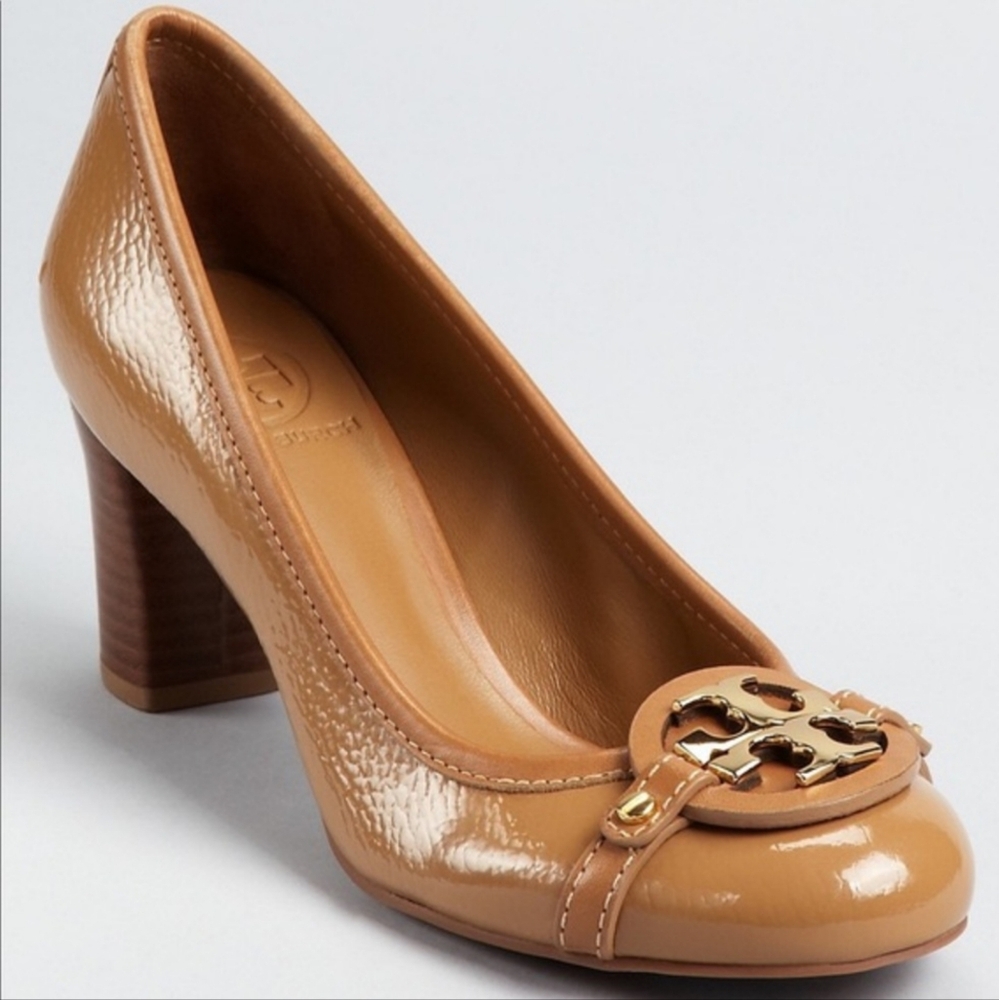 Tory Burch Aaden Mid Heel Tumbled Patent Grain Leather Pump in Sand